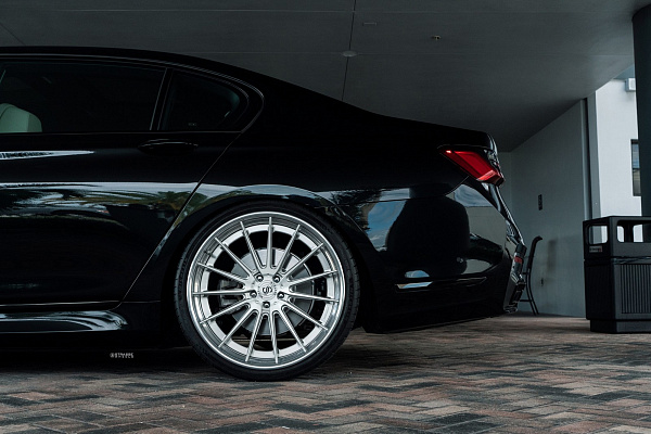 Фото дисков Strasse Wheels SV15 Deep Concave FS Глянцевый лак на BMW 7 (G11/G12)