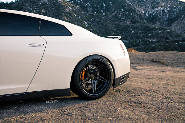 Фото дисков Strasse Wheels SV2T Deep Concave FS Черный глянец на Nissan GT-R