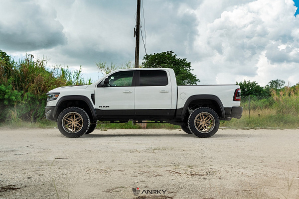 Фото дисков Anrky AN36 Сатиновое золото на Ram 1500 V