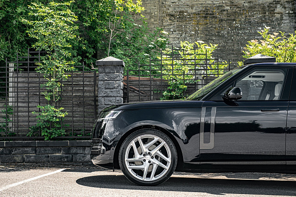 Фото дисков Kahn Type 52 RS Сатиновый лак на Range Rover V