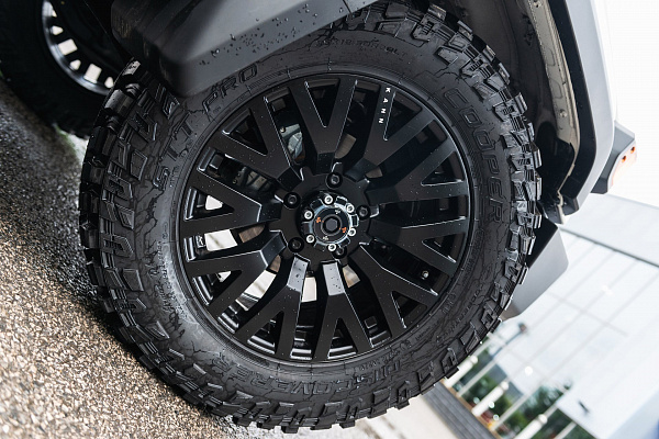 Фото дисков Kahn G22 DC Черный сатин на Toyota Land Cruiser 70