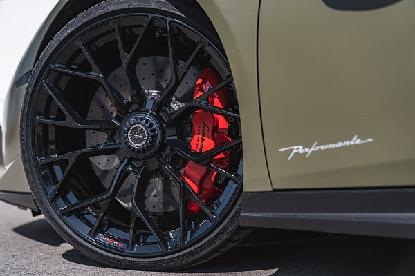 Фото дисков Brixton Forged PF10 Черный глянец на Lamborghini Huracan