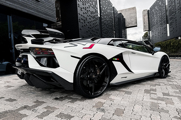 Фото дисков Brixton Forged PF5 Черный глянец на Lamborghini Aventador