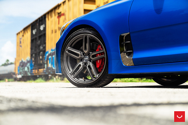 Фото дисков Vossen HF-1 Сатиновый графит на Kia Stinger