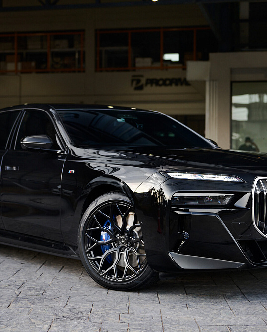 Фото дисков S17-01 Черный глянец на BMW 7 (G11/G12)