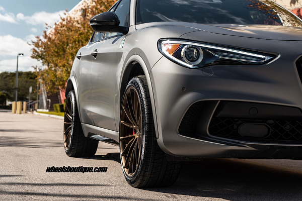 Фото дисков HRE P103 Сатиновая бронза на Alfa Romeo Stelvio 