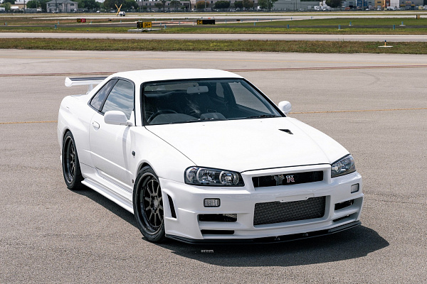 Фото дисков Strasse Wheels R10 Competition Черный глянец на Nissan GT-R