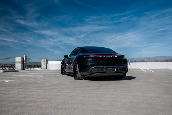 Фото дисков Savini BM16 Черный глянец на Porsche Taycan I
