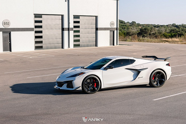Фото дисков Anrky XR-105 Черный глянец на Chevrolet Corvette C8