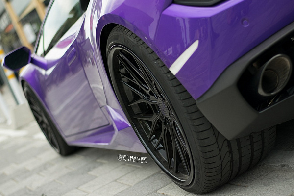 Фото дисков Strasse Wheels SV10M Deep Concave FS Черный глянец на Lamborghini Huracan