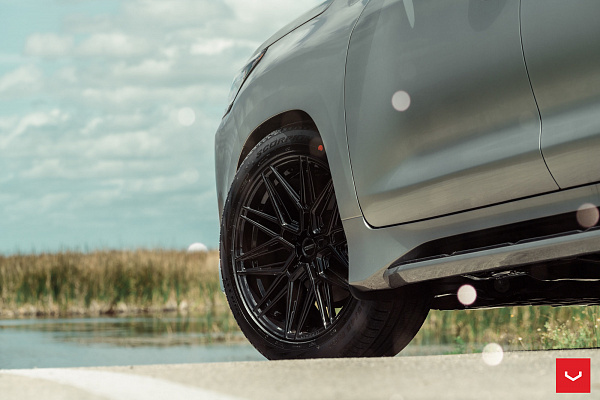 Фото дисков Vossen HF-7 Черный глянец на Lexus LX III