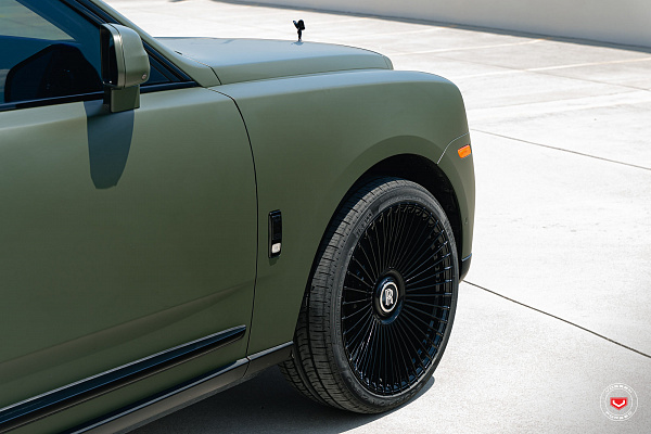 Фото дисков Vossen S17-16 Черный глянец на Rolls-Royce Cullinan