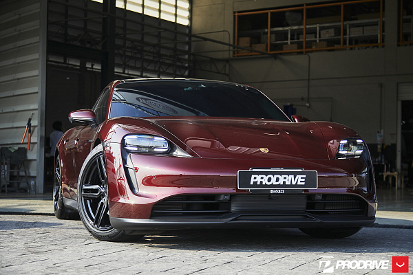 Фото дисков Vossen HF-1 Черный глянец на Porsche Taycan I