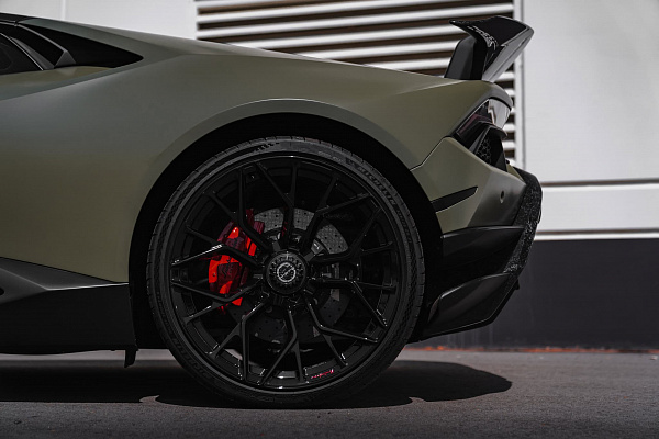 Фото дисков Brixton Forged PF10 Черный глянец на Lamborghini Huracan
