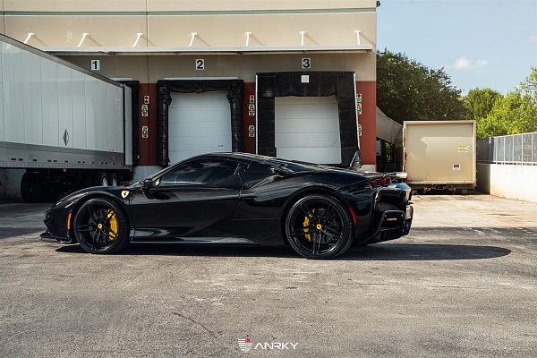 Фото дисков Anrky AN17 Черный глянец на Ferrari SF90