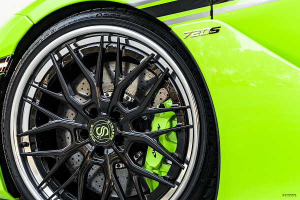 Фото дисков Strasse Wheels SV10M Deep Concave FS Черный глянец на McLaren 720S