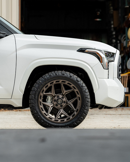 Фото дисков 4P55 Сатиновая бронза на Toyota Tundra III
