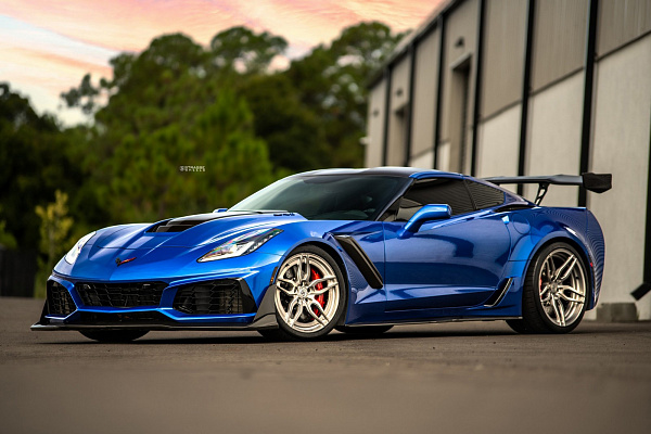Фото дисков Strasse Wheels SV4 Deep Concave Duoblock Сатиновый темный лак на Chevrolet Corvette C7