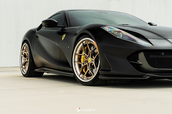 Фото дисков Anrky S3-X4 Глянцевое темное золото на Ferrari 812
