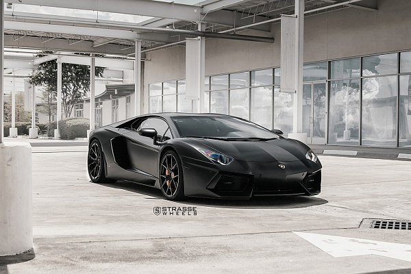 Фото дисков Strasse Wheels SM5R Deep Concave Monoblock Черный глянец на Lamborghini Aventador