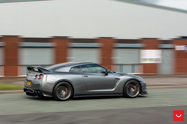 Фото дисков Vossen VFS-6 Глянцевый графит на Nissan GT-R