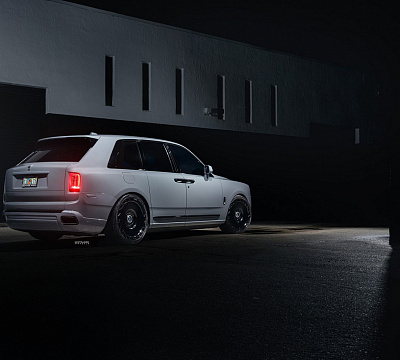 Фото дисков Strasse Wheels SV101 Deep Concave Duoblock RR на Rolls-Royce Cullinan