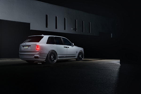 Фото дисков Strasse Wheels SV101 Deep Concave Duoblock RR Черный глянец на Rolls-Royce Cullinan