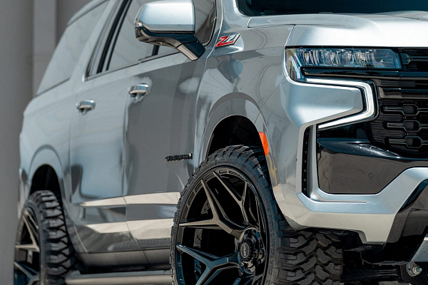 Фото дисков 4PLAY 4P06 Черный глянец на Chevrolet Suburban XII