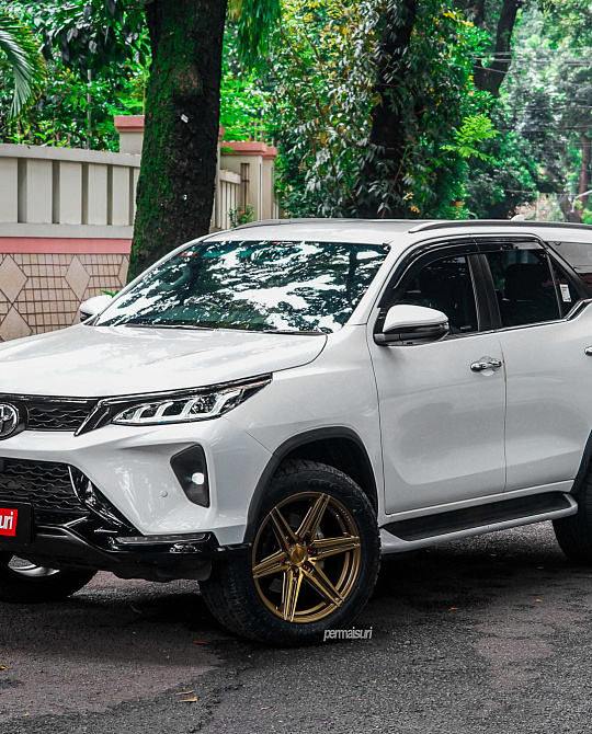 Фото дисков HF6-2 Глянцевое темное золото на Toyota Fortuner II