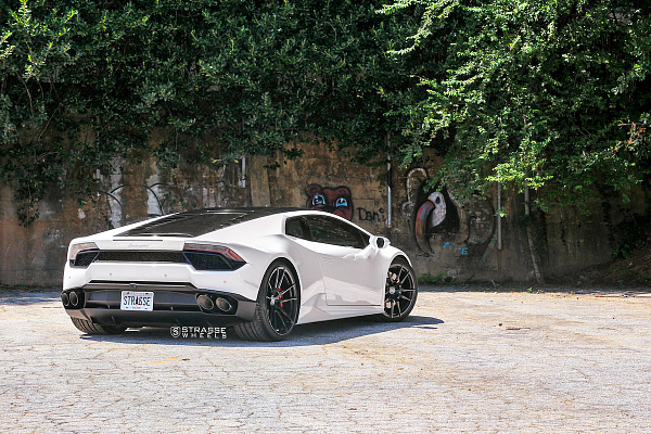 Фото дисков Strasse Wheels SV1 Deep Concave Monoblock Черный глянец на Lamborghini Huracan