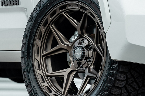 Фото дисков 4PLAY 4P55 Сатиновая бронза на Toyota Tundra III