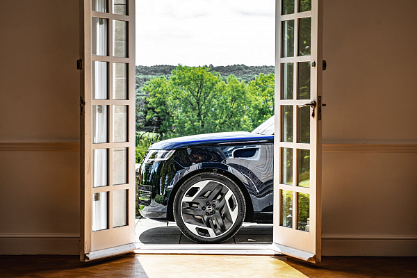 Фото дисков Kahn Type 33 RS Черный сатин на Range Rover V