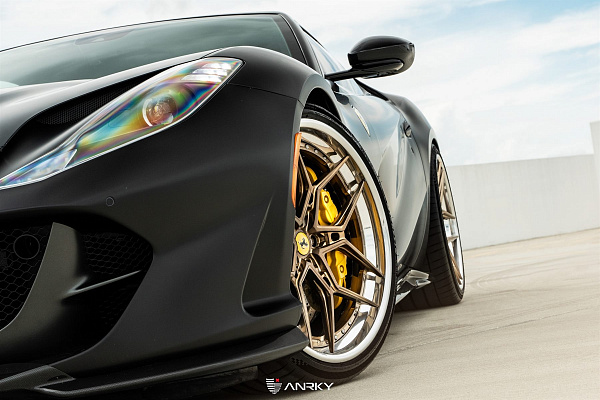 Фото дисков Anrky S3-X4 Глянцевое темное золото на Ferrari 812