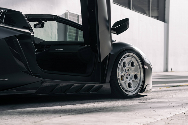 Фото дисков HRE 454 GTM Глянцевый лак на Lamborghini Aventador