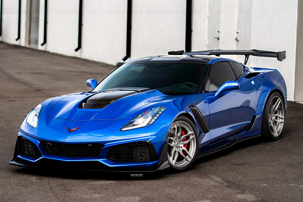 Фото дисков Strasse Wheels SV4 Deep Concave Duoblock Сатиновый темный лак на Chevrolet Corvette C7