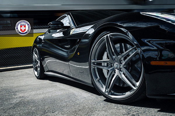 Фото дисков HRE P107 Глянцевый темный лак на Ferrari F12