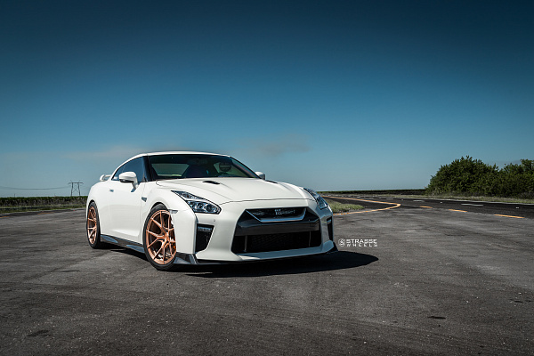 Фото дисков Strasse Wheels SM5R Deep Concave Monoblock Сатиновая бронза на Nissan GT-R