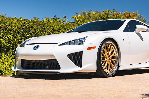 Фото дисков Anrky AN30 Сатиновое золото на Lexus LFA