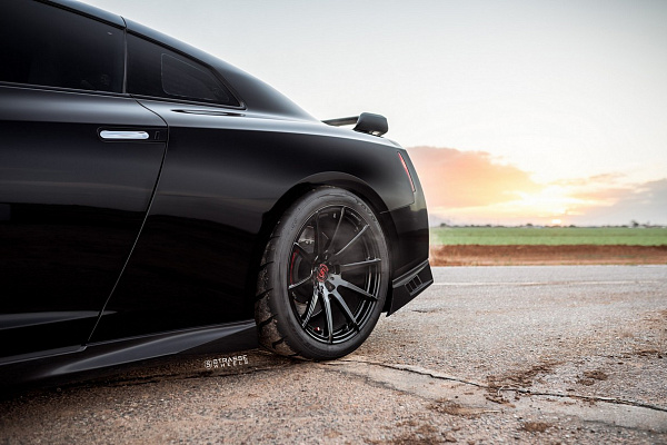 Фото дисков Strasse Wheels R10 Deep Concave Monoblock Черный глянец на Nissan GT-R