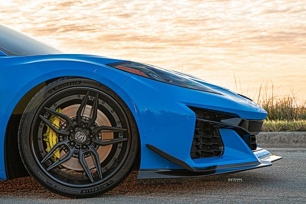 Фото дисков Strasse Wheels SV4-RS Deep Concave FS Черный сатин на Chevrolet Corvette C8
