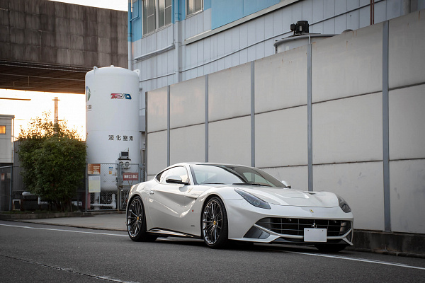 Фото дисков HRE P103 Глянцевый темный лак на Ferrari F12