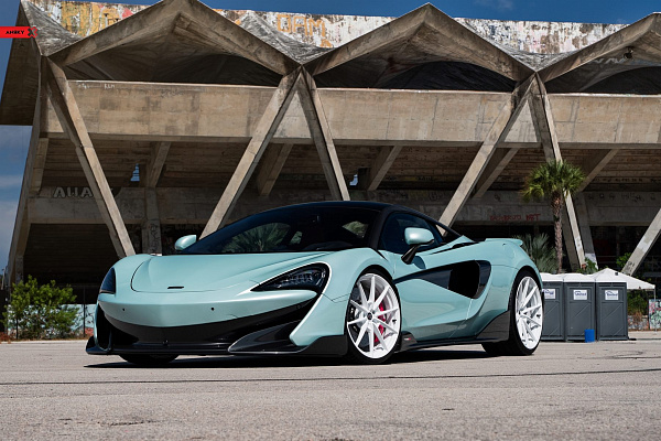 Фото дисков Anrky AN18 Белый глянец на McLaren 600
