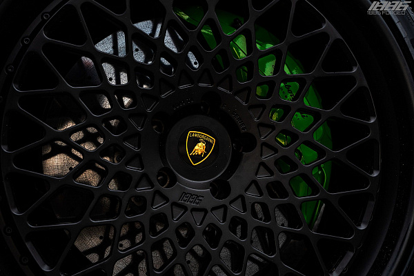 Фото дисков 1886 Wheels S009 Черный сатин на Lamborghini Urus