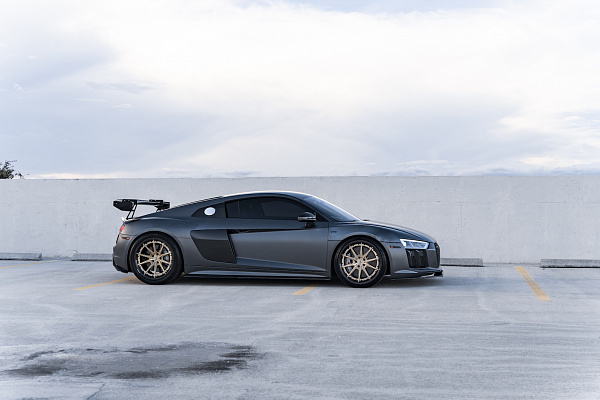 Фото дисков Strasse Wheels SV10 Track Сатиновая шампань на Audi R8 (4S)
