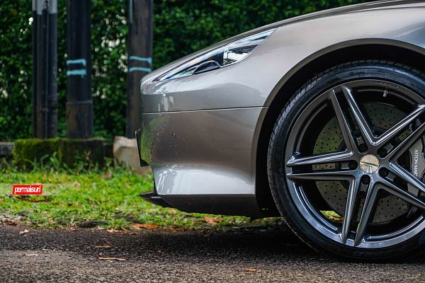 Фото дисков Vossen VFS-5 Глянцевый графит на Aston Martin DB 9 