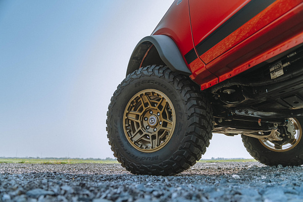 Фото дисков HRE FT1 Сатиновое темное золото на Ford Bronco