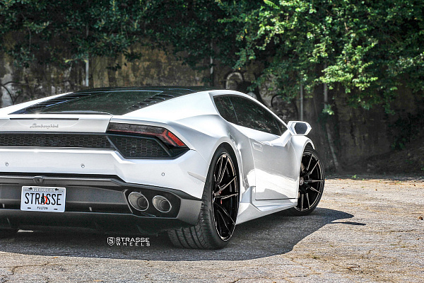Фото дисков Strasse Wheels SV1 Deep Concave Monoblock Черный глянец на Lamborghini Huracan
