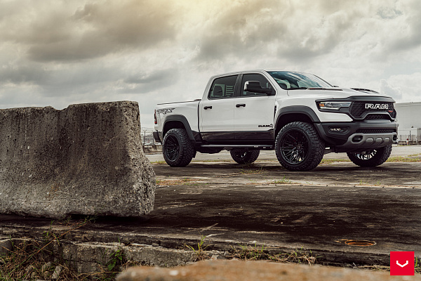 Фото дисков Vossen HF6-5 Черный глянец на Ram 1500 V