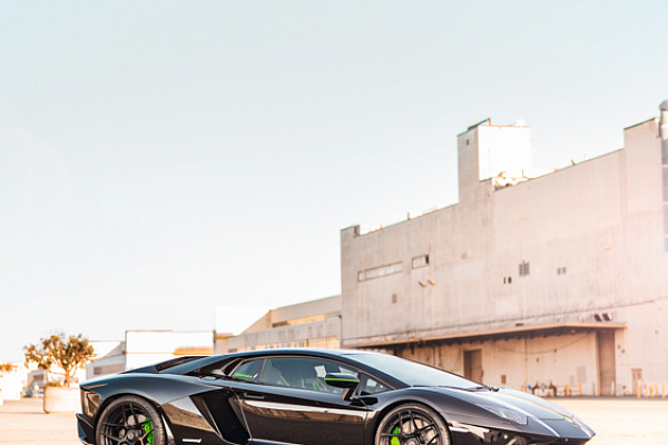 Фото дисков Brixton Forged PF7 Черный глянец на Lamborghini Aventador