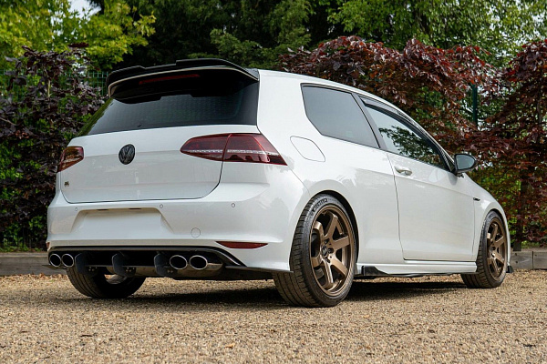 Фото дисков Bola B1 Глянцевое темное золото на Volkswagen Golf VII